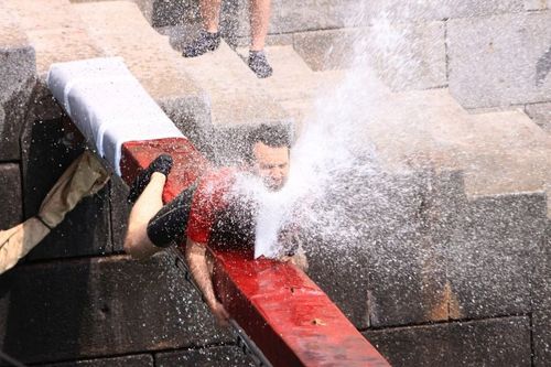 Mathieu Madénian sur la Poutre jets d\'eau