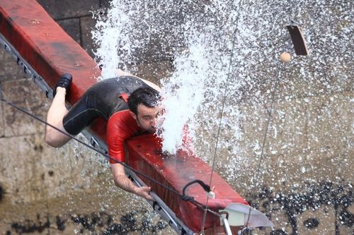 Mathieu Madénian sur la Poutre jets d\'eau