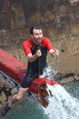 Mathieu Madénian sur la Poutre jets d\'eau