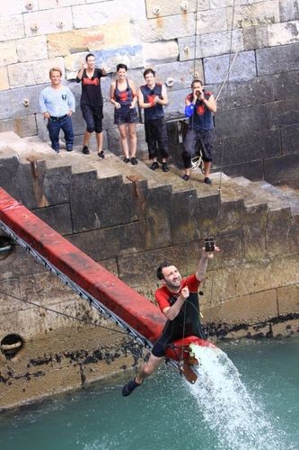 Mathieu Madénian sur la Poutre jets d\'eau