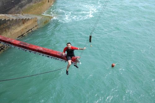 Mathieu Madénian sur la Poutre jets d\'eau