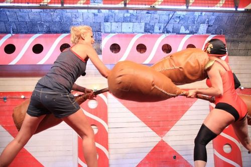 Elodie Gossuin défiant Lady Boo dans l\'épreuve du Coton-tige