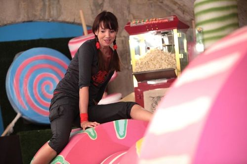 Delphine McCarty adoptant une position originale sur les Cylindres