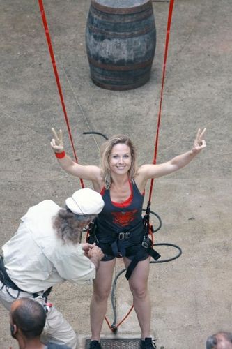 Aurélie Vaneck en train d\'être harnachée pour Rocket-man