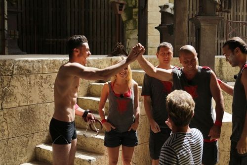 Baptiste Giabiconi et son équipe devant l\'épreuve de la Menotte immergée