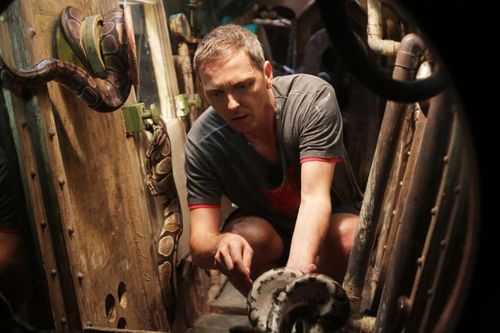 Thomas Hugues dans la fosse aux serpents