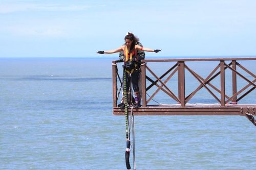 Tal sur la passerelle du Saut de l\'ange