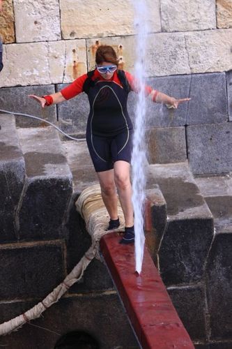 Anne Decis sur la Poutre jets d\'eau