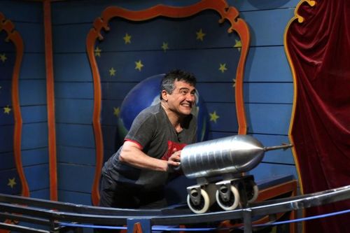 Patrick Pelloux envoyant l\'obus vers la clé