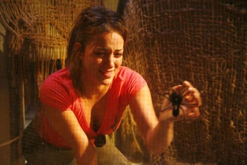 Léa Castel au milieu des Araignées et scorpions