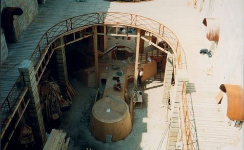 Le proscenium, tout en bois, en construction