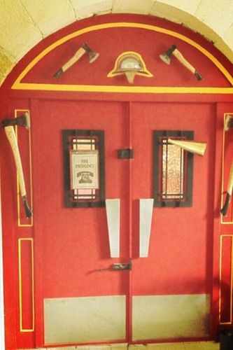 En direct de #fortboyard, après le brancard... La caserne !