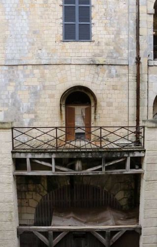 La porte de la salle des illusions