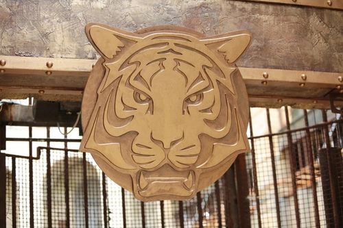 Une tête de tigre trône désormais au dessus de la grille de la salle du trésor