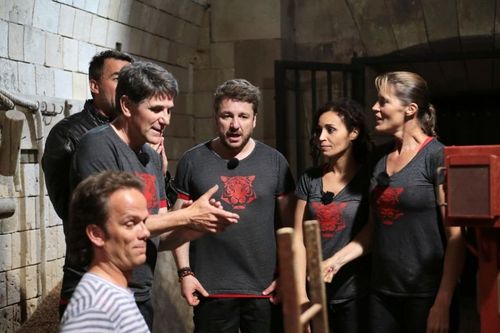 L\'équipe spéciale animateurs devant la fosse aux serpents