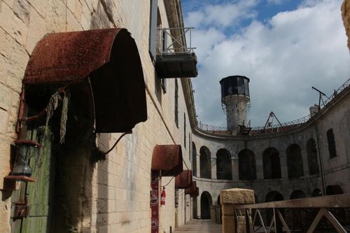 Vue du premier étage sur la cellule de la Salle des tortures et la Ketchuperie