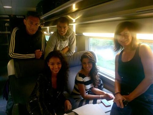 Dans le train, direction Fort Boyard @BZaibat @floracoquerel @MenardMalika Evelyne Thomas... jusqu\'ici TOUT VA BIEN !