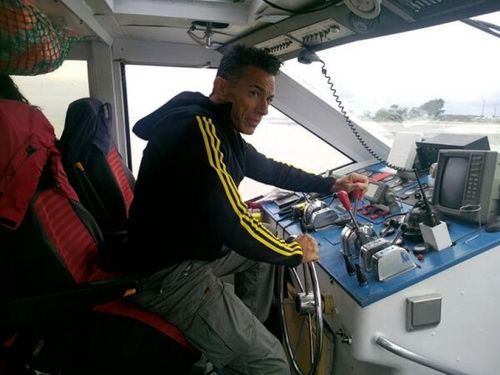 J\'aime pas être derrière alors j\'ai pris la barre et après de nombreuses manoeuvres... nous étions toujours au port.