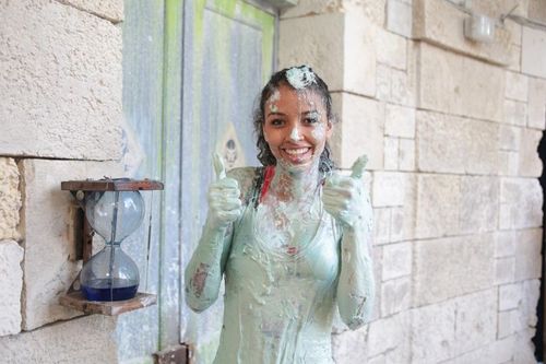 Flora Coquerel à la sortie de la cellule de la Lutte dans la boue