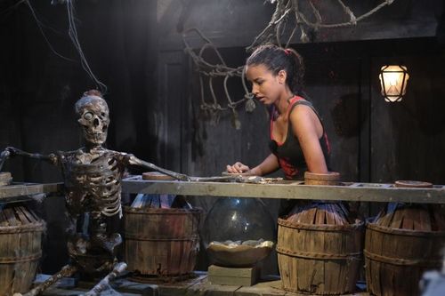 Flora Coquerel à la recherche de la clé dans les Jarres