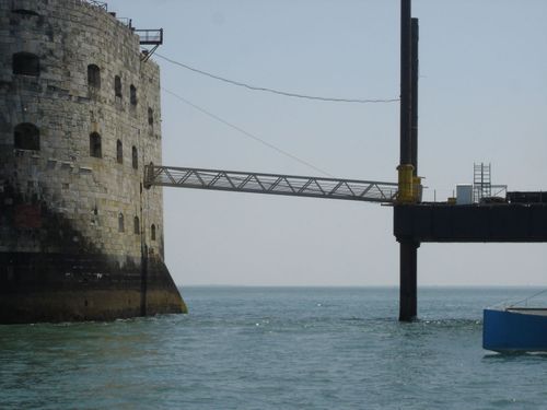 La passerelle de la plateforme est relevée au premier étage pour l'hiver