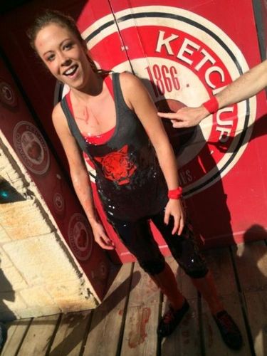 Dounia même pleine de tomate garde sa beauté naturelle! Elle n\'a pas à en rougir!