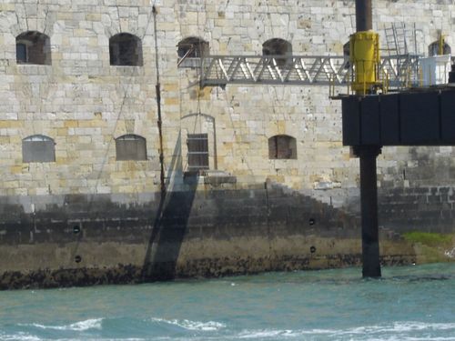 L'entrée du fort clôturée par une lourde porte en bois