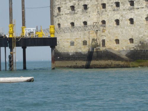 La barge de la tyrolienne au premier plan à gauche