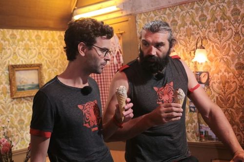 Thomas Isle et Sébastien Chabal dégustent leur glace au  surströmming