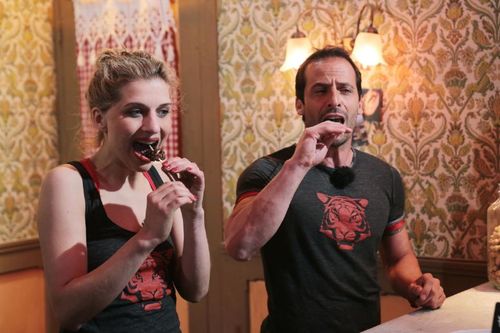 Amandine Bourgeois et Ludovic Giuly dévorent à pleines dents le met de Willy dans le Restaurant