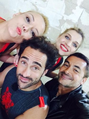 Ce soir ils y sont tous! Petit coucou de trois d\'entre eux! @Elodiegossuin @mandinote @florentpeyreoff et des baisers