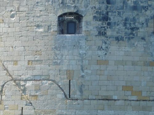 La casemate avec l'antenne correspond à la loge des candidats