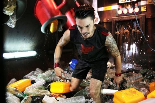 Baptiste Giabiconi cherche des bouteilles dans l\'optique de récupérer une clé