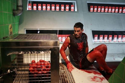 Baptiste Giabiconi obtient un ticket d\'entrée pour la Ketchuperie (et un bon bain au passage !)