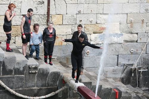 Adil Rami affronte la Poutre jets d\'eau