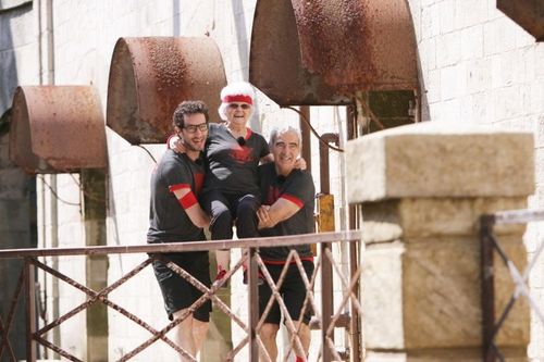 Raymond Domenech et Manu Levy portent Lucienne