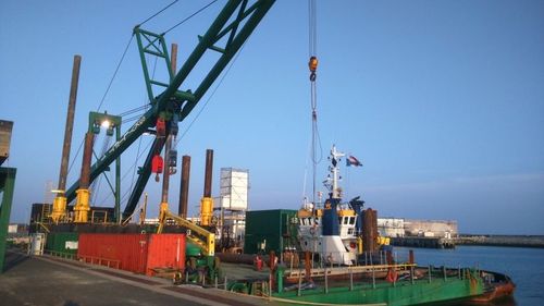 La barge de démontage de la plateforme est surmontée d\'une grue
