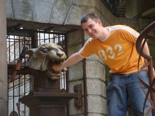 Charles devant une des têtes de tigre de la Salle du Trésor