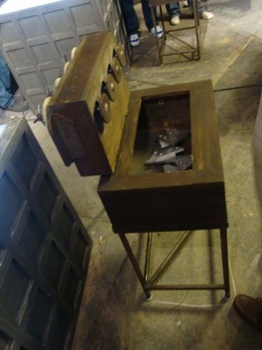 Un coffre à triangles ouvert