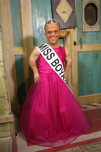 Passe-muraille en tenue de Miss Boyard