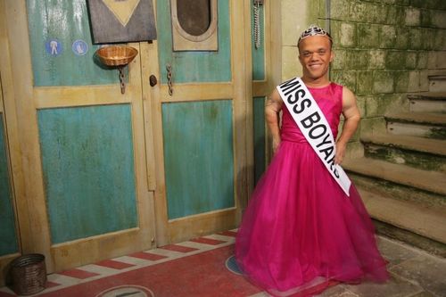 Passe-muraille en tenue de Miss Boyard