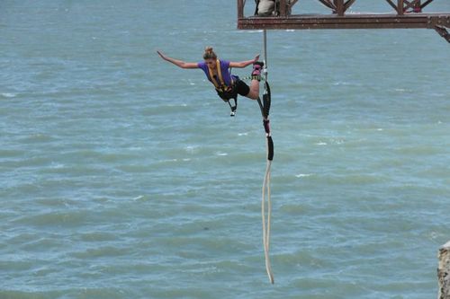 Camille Cerf dans le vide lors de l'aventure du Saut de l'ange