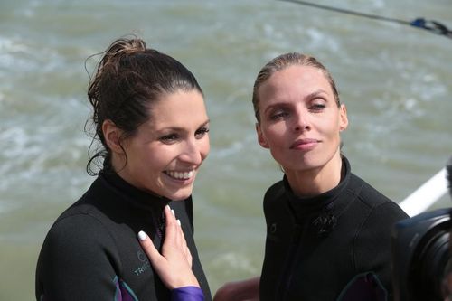 Laury Thilleman et Sylvie Tellier près de la Poutre jets d'eau
