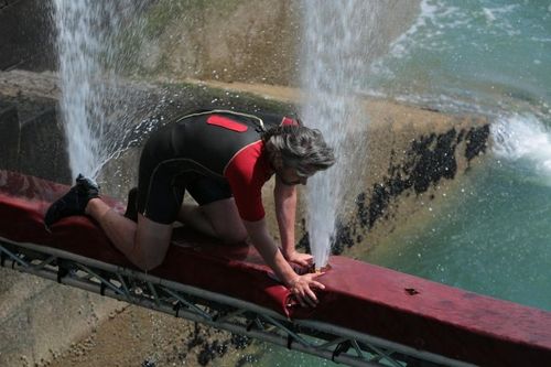 Aymeric Caron sur la poutre jets d\'eau