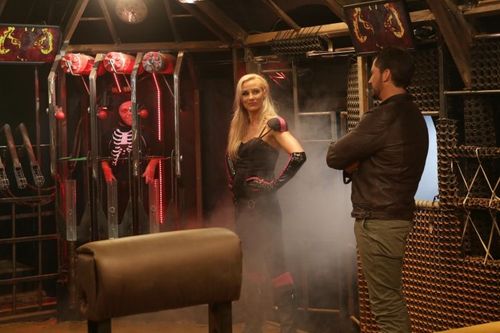 Elodie Gossuin, dite Elodie l'experte, dans la Cage