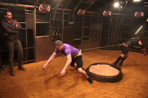 Jean-marie Bigard affrontant Captain Olmeta dans le duel du Dos-à-dos