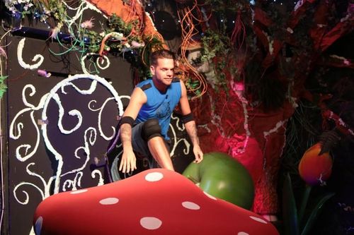 Keen'V part s'aventurer au Pays des merveilles !