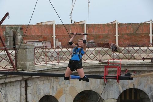 Camille Cerf doit s'accrocher au trapèze si elle veut remporter l'épreuve !