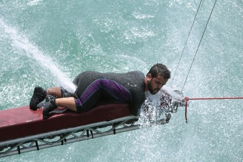 Anouar Toubali dans l'épreuve de la Poutre jets d'eau
