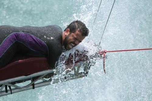 Anouar Toubali s'accroche à la poutre de l'épreuve de la Poutre jets d'eau